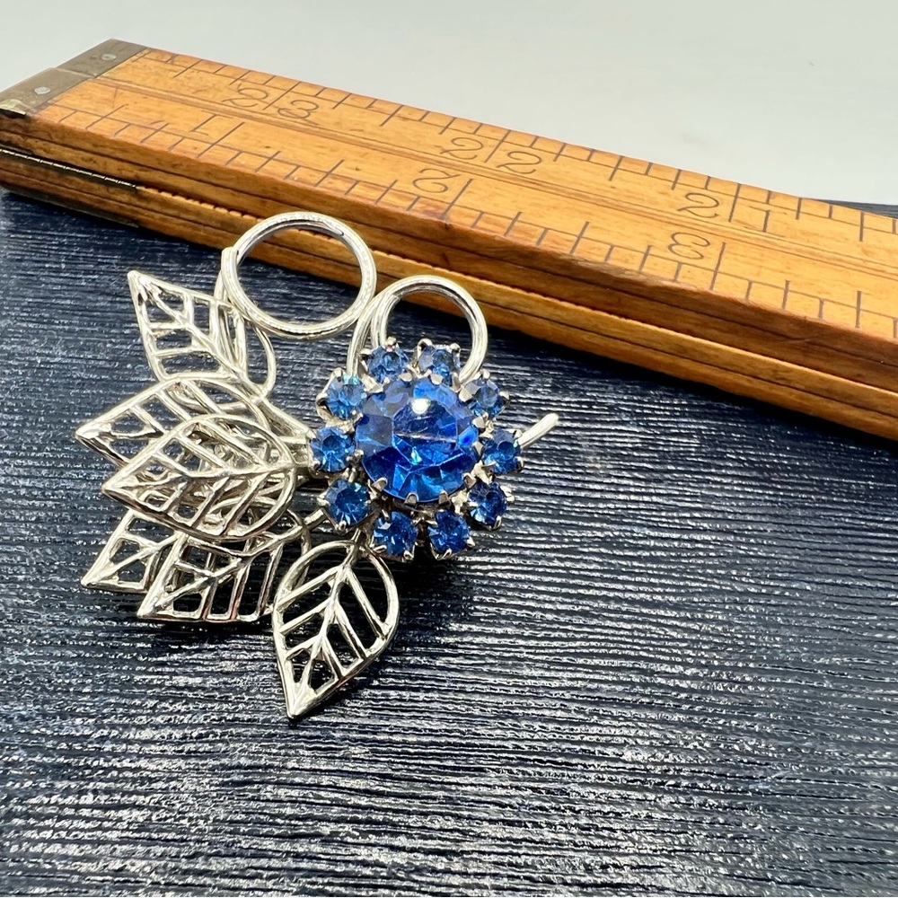 Vintage filigree silver wire floral brooch pin blue rhinestone flower small - Picture 4 of 5